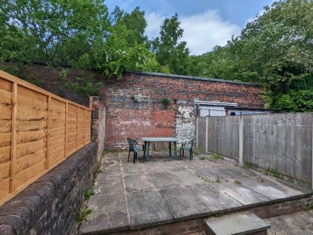 4 bedroom Terraced House to let in Church Street, Silverdale, ST5