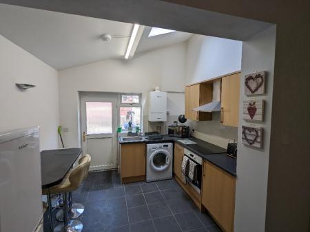 4 bedroom Terraced House to let in Church Street, Silverdale, ST5