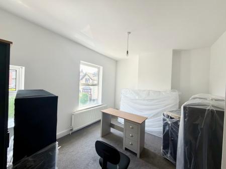 4 bedroom Terraced House to let in High Street, Silverdale, ST5