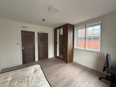 1 bedroom Flat to let in King Street, Newcastle-Under-Lyme, ST5