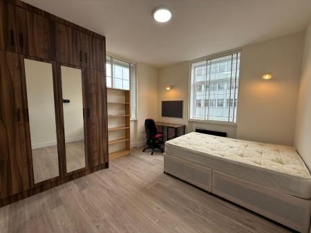 1 bedroom Flat to let in King Street, Newcastle-Under-Lyme, ST5