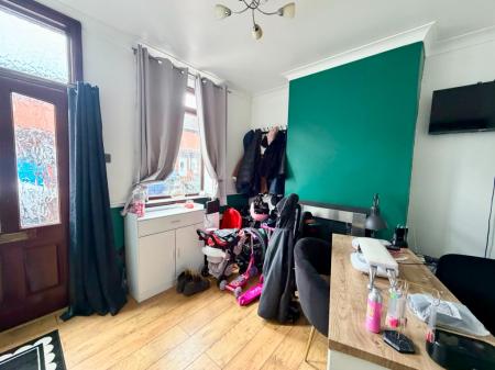 2 bedroom Terraced House for sale in Queen Street, Newcastle-Under-Lyme, ST5