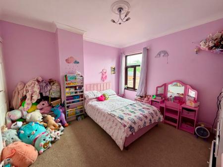 2 bedroom Terraced House for sale in Queen Street, Newcastle-Under-Lyme, ST5