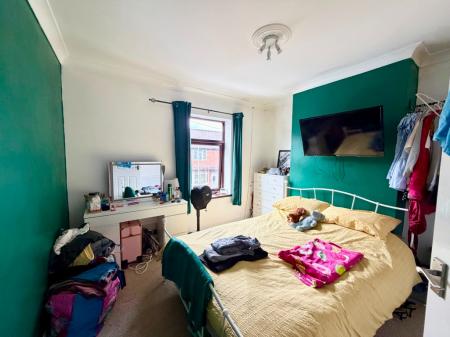 2 bedroom Terraced House for sale in Queen Street, Newcastle-Under-Lyme, ST5