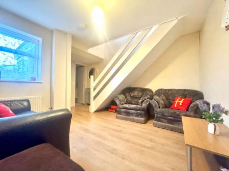 5 bedroom Semi-detached house to let in Downs Road, Canterbury, CT2