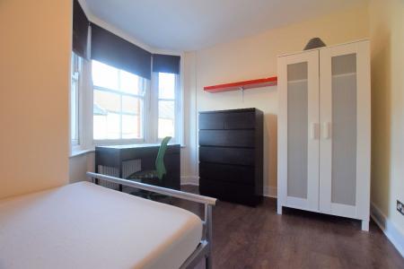 6 bedroom Semi-detached house to let in Guildford Road, Wincheap, CT1