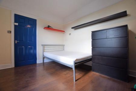 6 bedroom Semi-detached house to let in Guildford Road, Wincheap, CT1