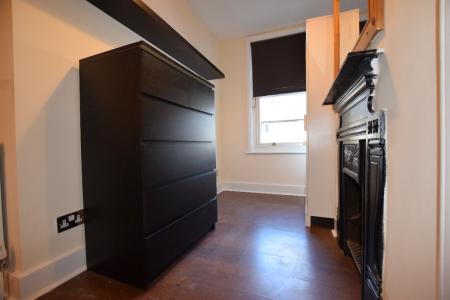 6 bedroom Semi-detached house to let in Guildford Road, Wincheap, CT1