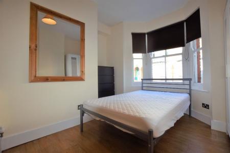 6 bedroom Semi-detached house to let in Guildford Road, Wincheap, CT1