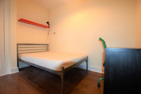 6 bedroom Semi-detached house to let in Guildford Road, Wincheap, CT1