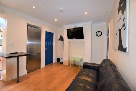 5 bedroom Terraced House to let in Martyrs Field Road, Wincheap, CT1