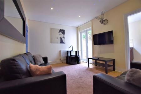 1 bedroom Semi-detached house to let in York Road, Wincheap, CT1