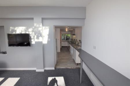 5 bedroom Semi-detached house to let in 14 Montfort Close, UKC
