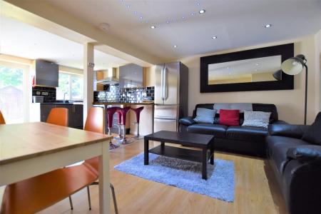 5 bedroom Semi-detached house to let in 5 Bed Student Home - 15 Rhodaus Close