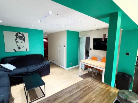 5 bedroom Semi-detached house to let in 5 Bed Student Home - 15 Rhodaus Close