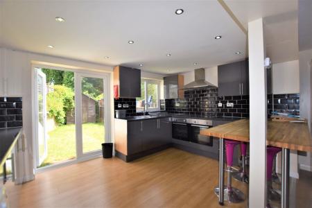 5 bedroom Semi-detached house to let in 5 Bed Student Home - 15 Rhodaus Close