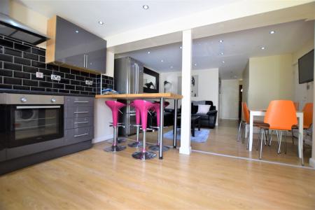 5 bedroom Semi-detached house to let in 5 Bed Student Home - 15 Rhodaus Close