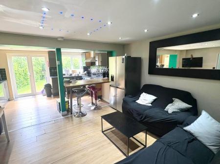5 bedroom Semi-detached house to let in 5 Bed Student Home - 15 Rhodaus Close