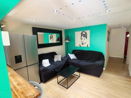 5 bedroom Semi-detached house to let in 5 Bed Student Home - 15 Rhodaus Close