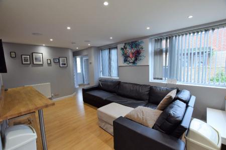 5 bedroom Semi-detached house to let in 5 Bed Student Home - 7 Green Cloth Mews