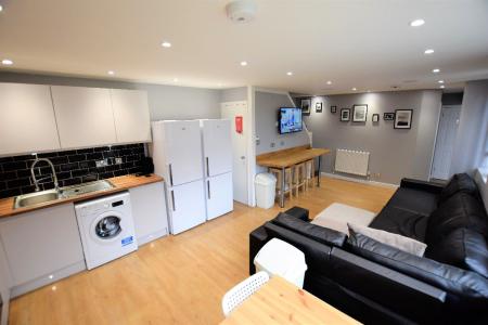 5 bedroom Semi-detached house to let in 5 Bed Student Home - 7 Green Cloth Mews