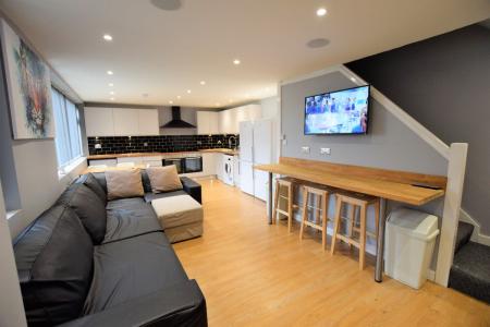 5 bedroom Semi-detached house to let in 5 Bed Student Home - 7 Green Cloth Mews