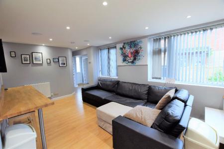 5 bedroom Semi-detached house to let in 5 Bed Student Home - 7 Green Cloth Mews