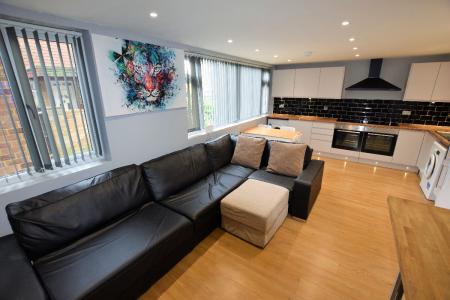 5 bedroom Semi-detached house to let in 5 Bed Student Home - 7 Green Cloth Mews