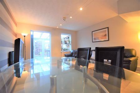 4 bedroom Terraced House to let in 4 Bedroom Student Home - Henry Court (Near City Centre)