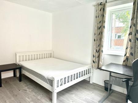 4 bedroom Terraced House to let in 4 Bedroom Student House - City Centre