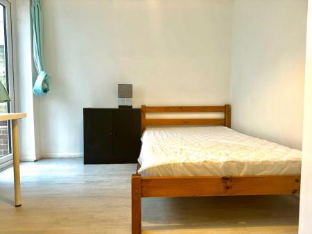 4 bedroom Terraced House to let in 4 Bedroom Student House - City Centre