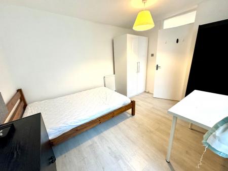 4 bedroom Terraced House to let in 4 Bedroom Student House - City Centre