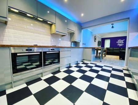 6 bedroom Semi-detached house to let in 6 Bedroom Student Home - Downs Road, UKC
