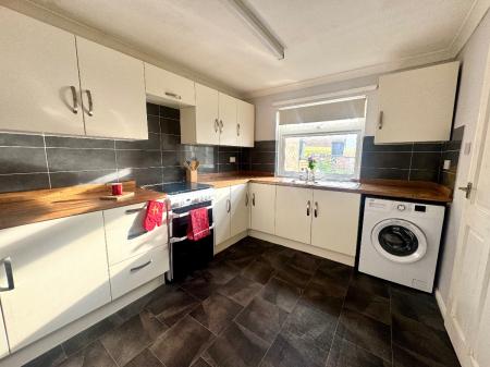 4 bedroom Semi-detached house to let in 4 Bedroom Student Home -8 Ancress Close, UKC