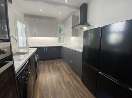 5 bedroom Semi-detached house to let in 5 Bedroom Student Home - 4 North Holmes Road