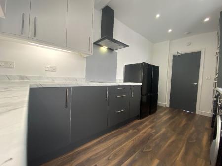 5 bedroom Semi-detached house to let in 5 Bedroom Student Home - 4 North Holmes Road