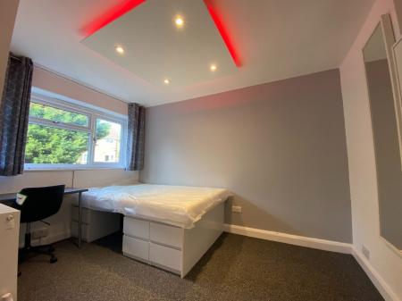 5 bedroom Terraced House to let in 5 Bedroom Student Home - 9 Montfort Close, UKC