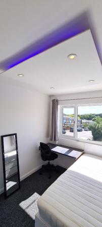 5 bedroom Semi-detached house to let in 5 Bed Student Home - 87 Downs Road - Close to UKC