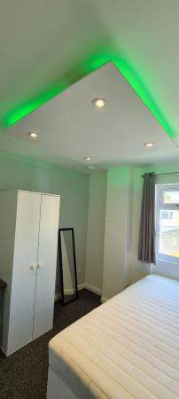 5 bedroom Semi-detached house to let in 5 Bed Student Home - 87 Downs Road - Close to UKC