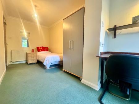 5 bedroom Semi-detached house to let in 5 Bed Student Home - 43 Kemsing Gardens