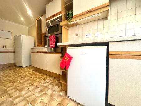 5 bedroom Semi-detached house to let in 5 Bed Student Home - 43 Kemsing Gardens