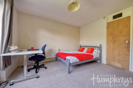 4 bedroom Terraced House to let in 4 Bed Student Home - 29 Downs Road