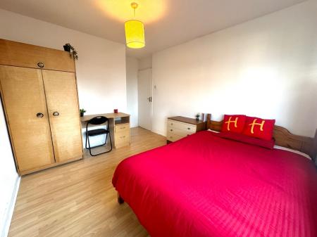 4 bedroom Flat to let in 4 Bed Student Home - 60 Kemsing Gardens