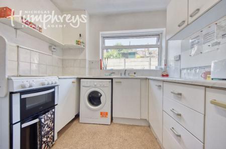 5 bedroom Semi-detached house to let in 5 Bed Student Home - 17 Mead Way