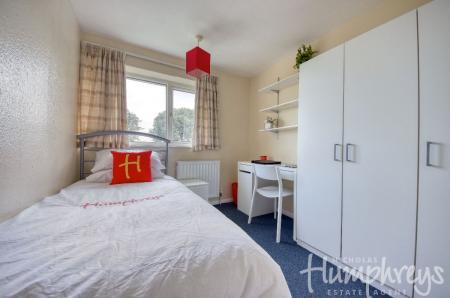 4 bedroom Flat to let in Mead Way