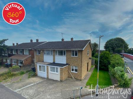 4 bedroom Flat to let in Mead Way