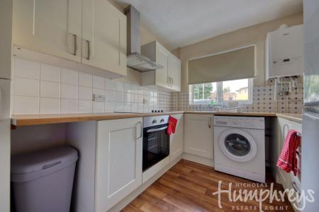 4 bedroom Flat to let in Mead Way