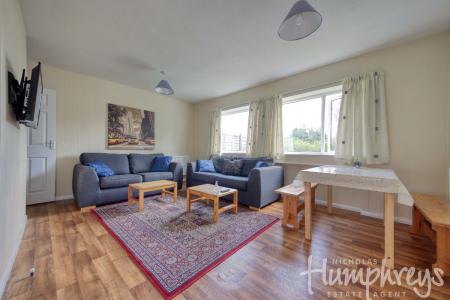 4 bedroom Flat to let in Mead Way