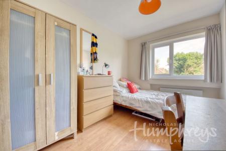 5 bedroom Terraced House to let in 20 Mead Way, Central to both Universities