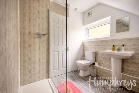 4 bedroom Terraced House to let in 15 Pine Tree Avenue, UKC location